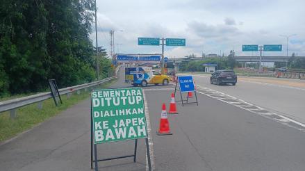 Penerapan sistem buka tutup situasional di Jalan Layang MBZ, Senin (31/3/2025). (Foto: IDXChannel/Danandaya)