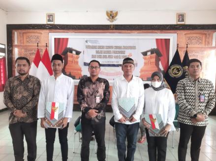 Perwakilan narapidana di Jawa Tengah (berbaju putih) saat menerima Remisi Khusus Idulfitri 2025. (Foto: Dok. Ditjenpas Jateng)