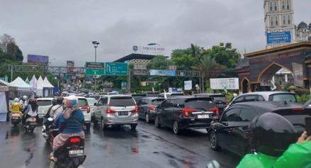 Antisipasi Macet Libur Panjang, Jasa Marga Terapkan Contraflow di Tol Jagorawi Arah Puncak Bogor (iNews Media Group)