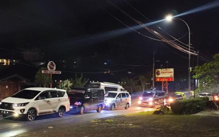 Arus balik lebaran mulai terlihat di Jalur Gentong Tasikmalaya, Jawa Barat pada Rabu malam (2/4/2025).