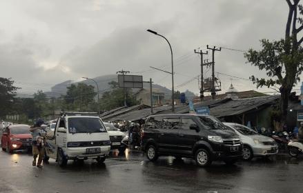 Hari Ini Diprediksi Jadi Puncak Arus Balik, Arus Lalu Lintas di Nagreg Mulai Padat. Foto: MNC Media.