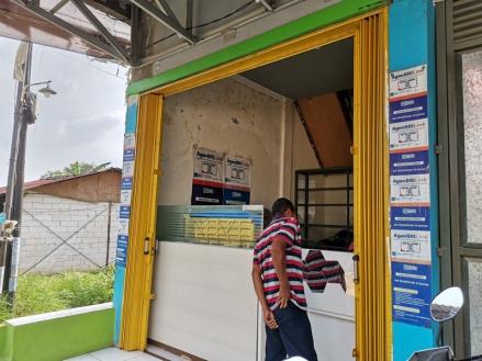 Yeni (40) rela banting setir dari seorang perawat menjadi agen BRILink. Sebab, keuntungan menjadi agen BRIlink sangat banyak dan menjanjikan. (foto: Ibnu/IDX)