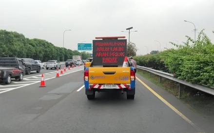 Kemacetan di tol Dalam Kota masih terjadi hingga Kamis sore (17/4/2025).
