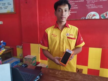 Pembayaran di kedai ayam di Bekasi ini makin mudah dengan QRIS BRI. Praktis, cepat, tanpa uang tunai, pelanggan makin puas! (Foto: Ibnu/IDXChannel)