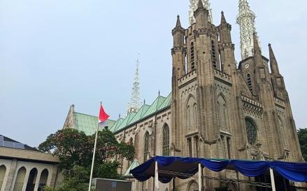 Gereja Katedral Jakarta membunyikan lonceng gereja untuk mengiringi proses pemakaman Pemimpin Umat Katolik Dunia, Paus Fransiskus.