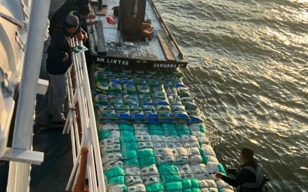 Bakamla menggagalkan upaya penyelundupan ratusan karung beras dan gula pasir asal Malaysia. (Foto: Doc Bakamla)