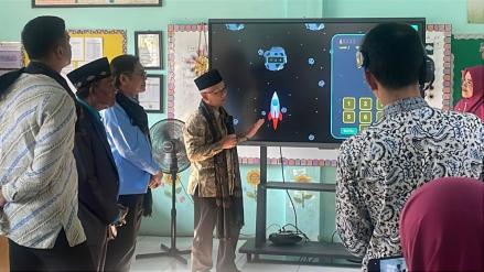 Pemerintah Mulai Program Smart Board, Bakal Diterapkan di 18 Ribu Sekolah