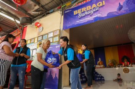 Peringati Waisak, BRI Peduli Salurkan Bantuan Sembako Bagi Ribuan Umat Buddha. Foto: dok. BRI.