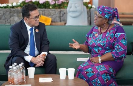 Menteri Perdagangan Budi Santoso pada pertemuan bilateral dengan Direktur Jenderal WTO, Ngozi Okonjo-Iweala, di Jeju, Korea Selatan. Foto: dok. Kemendag.