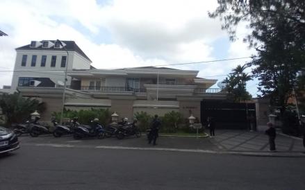 Suasana rumah Bos Sritex iwan Setiawan Lukminto tampak sepi usai kabar penangkapan oleh Kejaksaan Agung.(Ary Wahyu Wibowo/iNews Media Group)