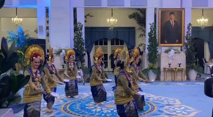 Tari Piring Meriahkan Gala Dinner Prabowo dan Macron di Istana Negara. (Foto Tangkapan Layar YouTube)