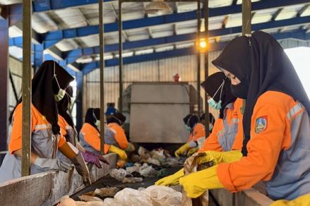 SIG (SMGR) Manfaatkan 10 Ton Sampah Olahan dari Jombang untuk Bahan Bakar (foto: iNews Media Group)
