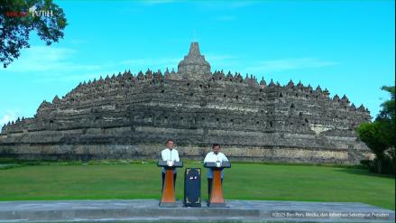 Pakai Stairlift, Prabowo dan Macron Capai Stupa Teratas di Candi Borobudur. (Foto Tangkapan Layar YT Setpres)