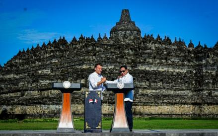 Presiden Prabowo Subianto dan Presiden Prancis Emmanuel Macron saat mengunjungi Candi Borobudur, Magelang, Jateng (Foto: BPMI Setpres)
