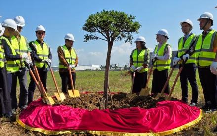 PT Enseval Putra Megatrading Tbk (EPMT), anak usaha PT Kalbe Farma Tbk (KLBF) memberikan tambahan modal untuk PT Livzon Pharma Indonesia. (Foto: Dok. Kalbe)