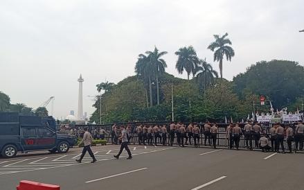 Ada Demonstrasi, Jalan Medan Merdeka Selatan Arah Gambir Ditutup (Muhammad Refi Sandi/iNews Media Group)