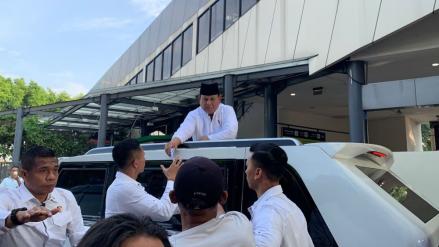 Momen Prabowo Bagi Amplop ke Warga Usai Usai Salat Iduladha di Istiqlal. Foto: iNews Media Group/Binti Mufarida.