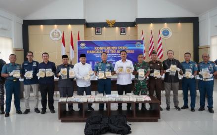 TNI Gagalkan Penyelundupan 48,54 Kg Sabu di Perairan Dumai (Puspen TNI)