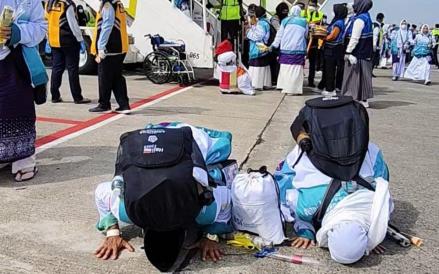 Momen Haru Jamaah Haji Kloter 1 Debarkasi Solo Sujud Syukur saat Tiba di Bandara (Istimewa)