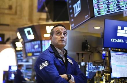 Wall Street Dibuka Melemah, Pasar Cermati Legalitas Kebijakan Tarif Trump (Foto: dok AP)