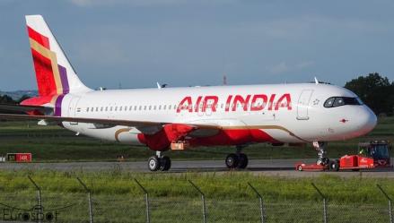 Pesawat Boeing 787-8 Dreamliner milik Air India tujuan New Delhi kembali kembali ke Bandara di Hong Kong usai terbang sejam. (foto: Airlinerating)