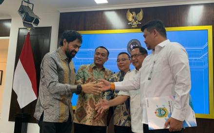 Gubernur Aceh Muzakir Manaf dan Gubernur Sumatera Utara Bobby Nasution bersalaman setelah sengketa empat pulau selesai.