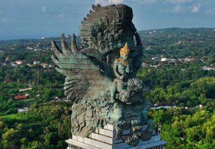 Luhut Ungkap Empat Tantangan Pariwisata Bali, Dari Overtourism hingga Pelanggaran WNA. (Foto: Inews Media Group)