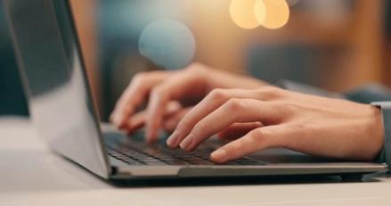 Cara Download PlayStore di Laptop, Mudah dan Antiribet. (Foto: Shutterstock)    