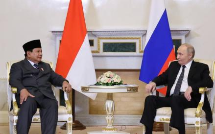 Presiden Prabowo Subianto bertemu dengan Presiden Rusia, Vladimir Putin di St. Petersburg, Rusia pada Kamis (19/6/2025).