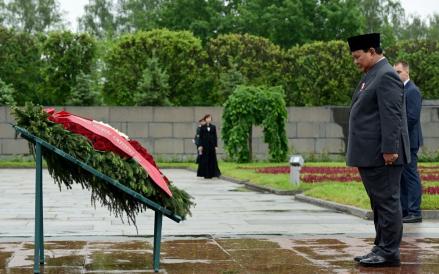 Hormati Korban Perang Dunia II, Prabowo Sematkan Karangan Bunga di Piskarovskoye Memorial (Setkab)