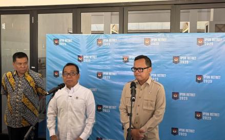 Menko PMK Pratikno bersama Wamendagri Bima Arya saat ditemui di Kampus IPDN Jatiangor (Agi Ilman/iNews Media Group)