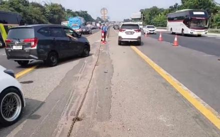 Jasamarga menerapkan contraflow di Tol Jakarta-Cikampek.  (Nur Khabibi/iNews Media Group)