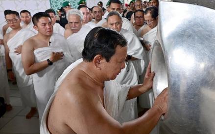 Presiden Prabowo Ibadah Umrah saat Kunjungan ke Arab Saudi ( Biro Pers, Media, dan Informasi Sekretariat Presiden)