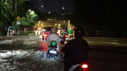 Banjir Mulai Surut, 17 RT di Jakarta Masih Tergenang. (Foto: Jonathan/Inews Media Group)