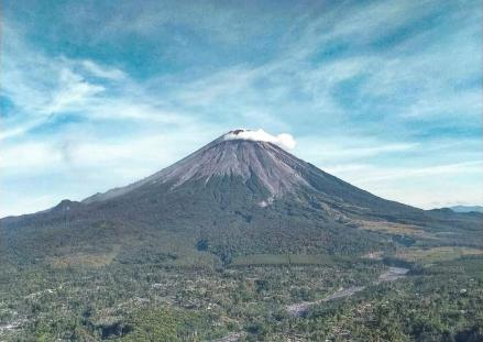Pendaki Wajib Pakai Gelang Pelacak saat Naik Gunung Semeru, Ini Alasan Pengelola. (Foto Istimewa)