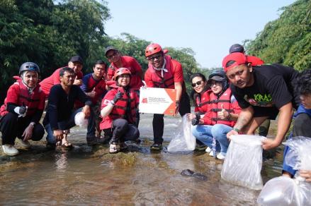 Dukung CSR Perusahaan, CIMB Niaga Ajak Ratusan Karyawan Bersihkan Sungai Ciliwung. (Foto: Doc.BNGA)