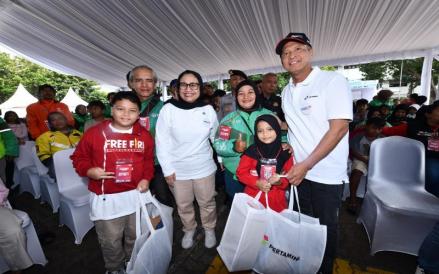Lewat Program SESAMA, Pertamina Salurkan 1000 Seragam dan Peralatan Sekolah untuk Para Anak Ojek. (Foto: Pertamina)