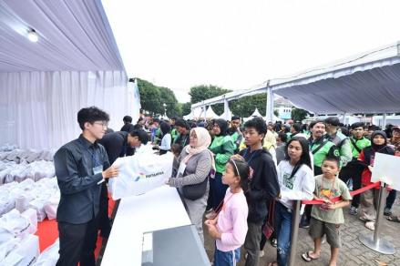 Pertamina Bagikan Seribu Seragam, Hadirkan Seribu Senyum untuk Anak Indonesia (Foto: dok Pertamina)