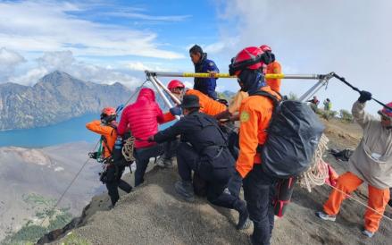 Begini Kronologi Pendaki Asal Swiss Jatuh di Gunung Rinjani (Ilustrasi TIM SAR melakukan evakuasi/Basarnas)