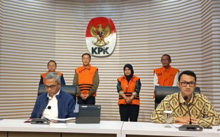Pakai Rompi Oranye, Empat Tersangka Kasus Pemerasan TKA di Kemnaker Ditahan KPK  (Nur Khabibi/iNews Media Group)