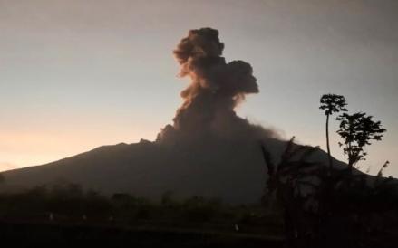 Gunung Marapi di Kabupaten Tanah Datar dan Agam, Sumatera Barat kembali erupsi (PVMBG)