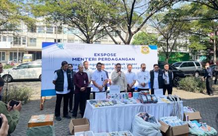 Kementerian Perdagangan (Kemendag) menyita lebih dari 5.000 unit ponsel ilegal di Jakarta Barat. (Foto: iNews Media/Iqbal Dwi Purnama)