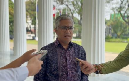 Juru Bicara Kemlu Roy Soemirat (Binti Mufarida/iNews Media Group)