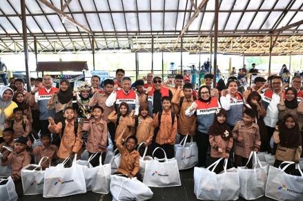Sambut Hari Anak Nasional, Pertamina Salurkan Bantuan Seragam untuk Pelajar Balikpapan (Foto: iNews Media Group)