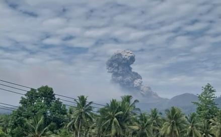 Gunung Dukono Erupsi, Semburan Abu Vulkanik Capai 3.500 Meter. (Foto: Inews Media Group)
