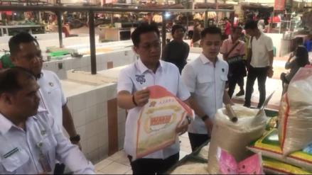 Satgas Pangan Ungkap Modus Curang Pedagang Oplos Beras Curah Jadi Medium. (Foto: Ade  Suhardi/inews Media Group)