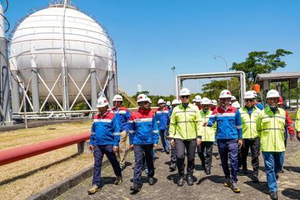 Pastikan Sarfas Prima untuk Layanan Masyarakat, Dirut Pertamina Patra Niaga Cek Terminal LPG. Foto: Pertamina.