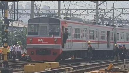 KCI Investigasi Penyebab Anjloknya Kereta Commuter Line di Station Jakarta Kota. (Foto: Dwinarto/Inews Media Group)