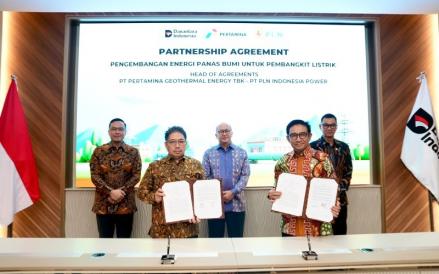 Pertamina dan PLN menandatangani nota kesepahaman (Memorandum of Understanding/MoU) pengembangan energi panas bumi. (Foto: Dok. Pertamina)