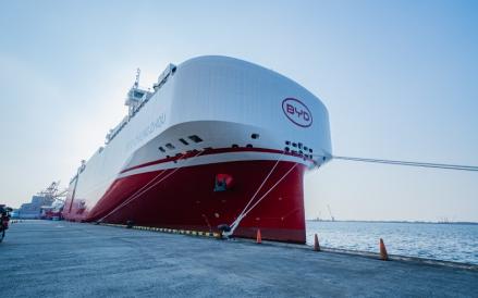 IPCC melaporkan kapal raksasa alias mother vessel (MV), MV. BYD Zhengzou sandar di Pelabuhan Tanjung Priok. (Foto: Dok. IPCC)